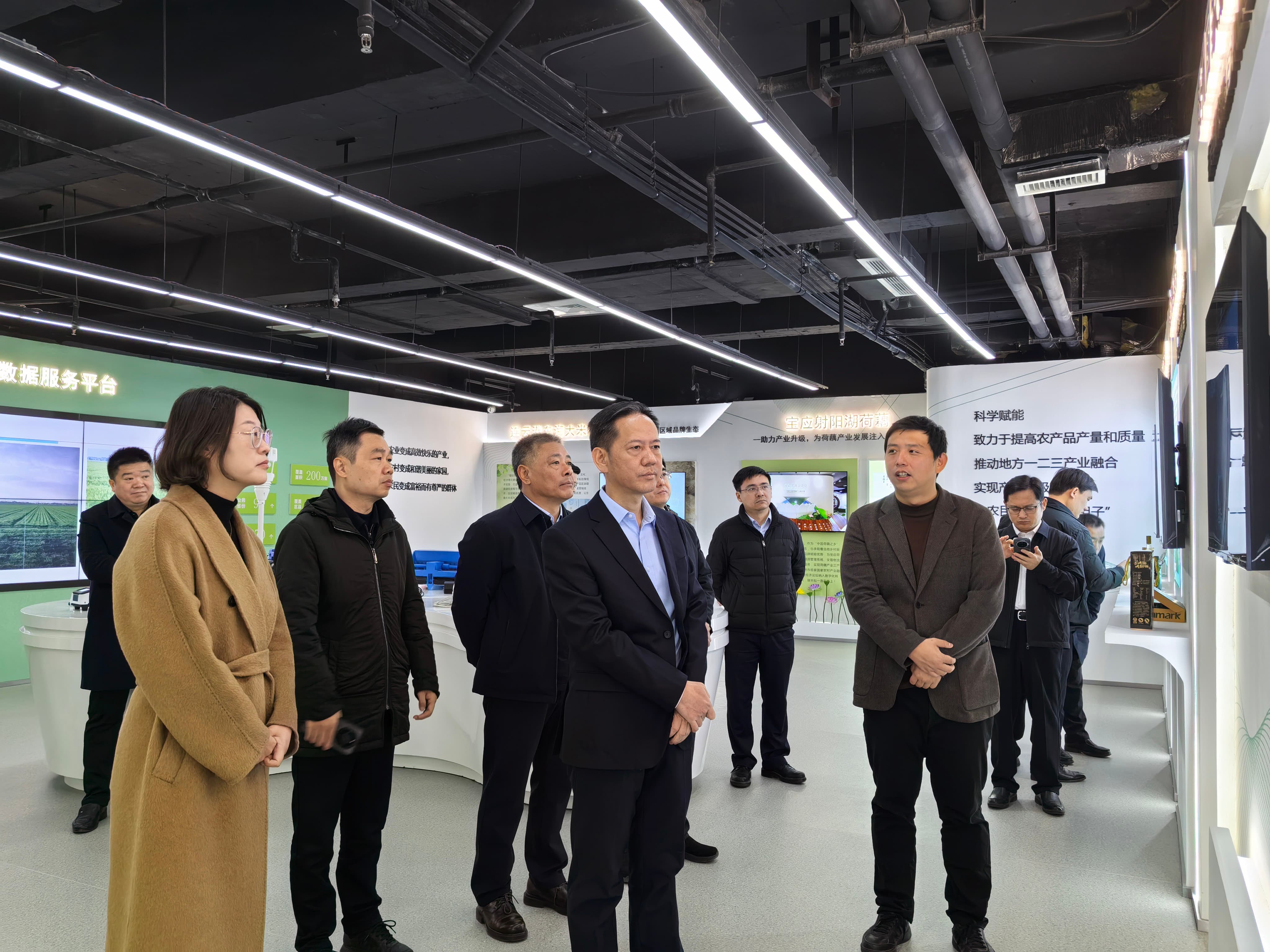 扬州市委副书记、市长郑海涛一行莅临瑞丰信息参观指导