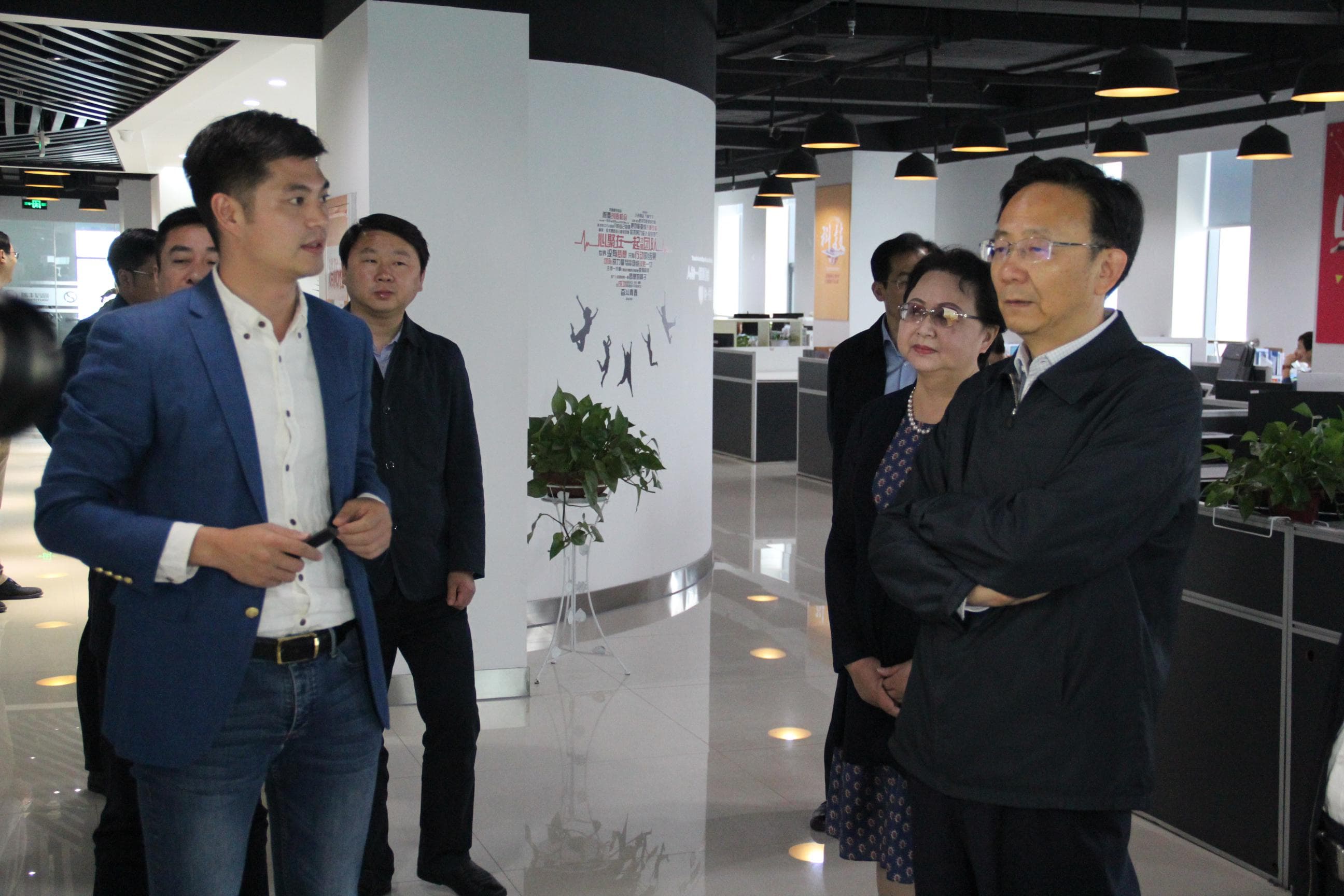 时任江苏省副省长夏心旻一行莅临瑞丰参观指导